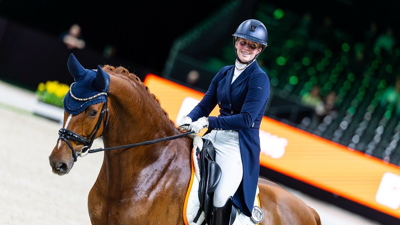 Foto: Ermelose amazone Anniek (20) rijdt ‘tussen de grote jongens’
