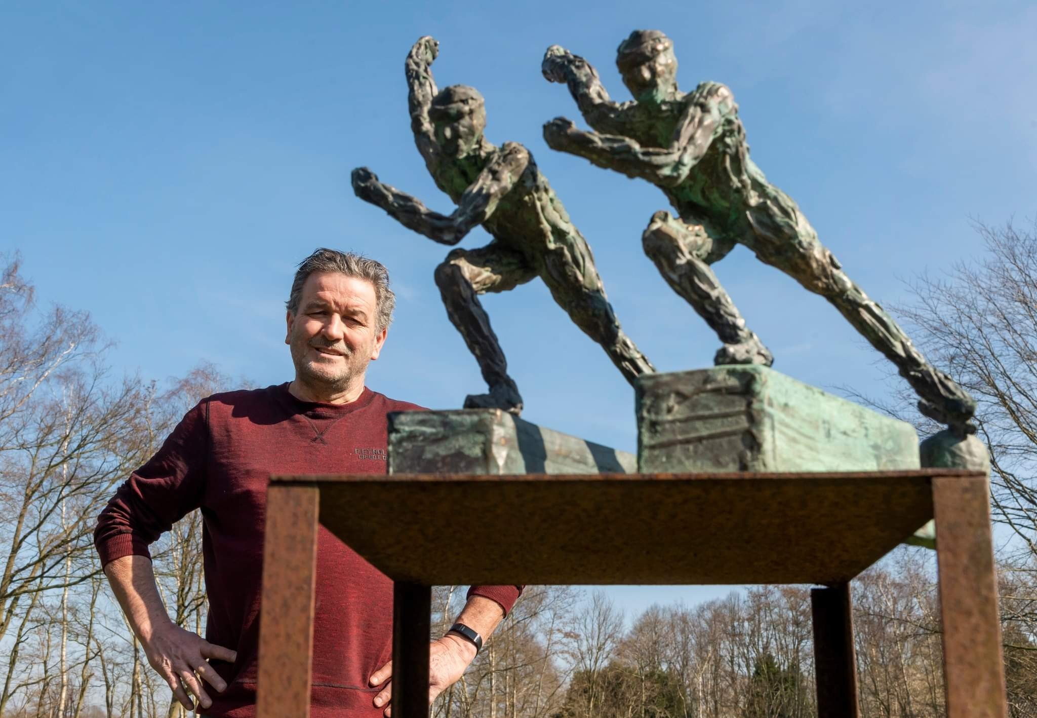 Foto: Deze beeldenmaker uit Putten maakte de prijzen voor Femke Kok en Jenning de Boo