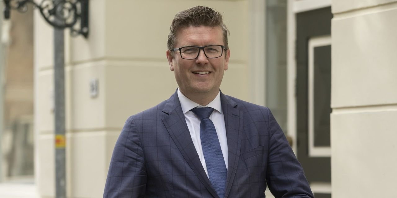 Foto: Burgemeester Oosterwijk uit Ridderkerk informateur in Barneveld