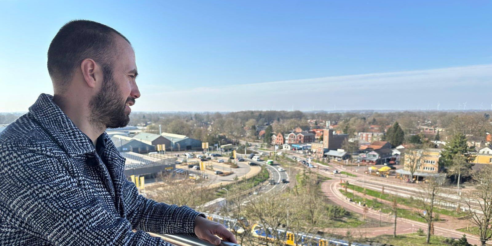 Wethouder Mark van de Bunte kijkt uit over vernieuwde stationsomgeving