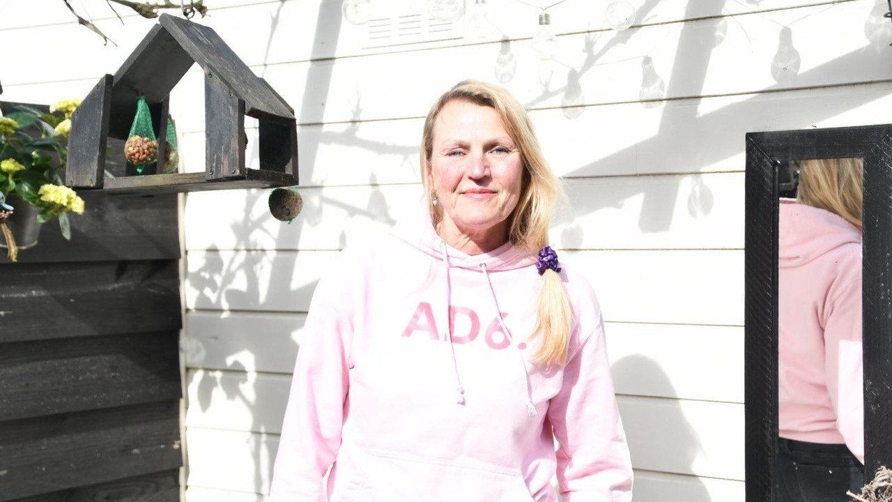 Foto: Lisette helpt bij Alpe d’HuZes voor lotgenoten: 'Die berg kan ik niet meer op, maar dit wel'