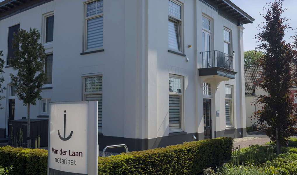 VIDEO: Feest bij notariskantoor Van der Laan in Oldebroek