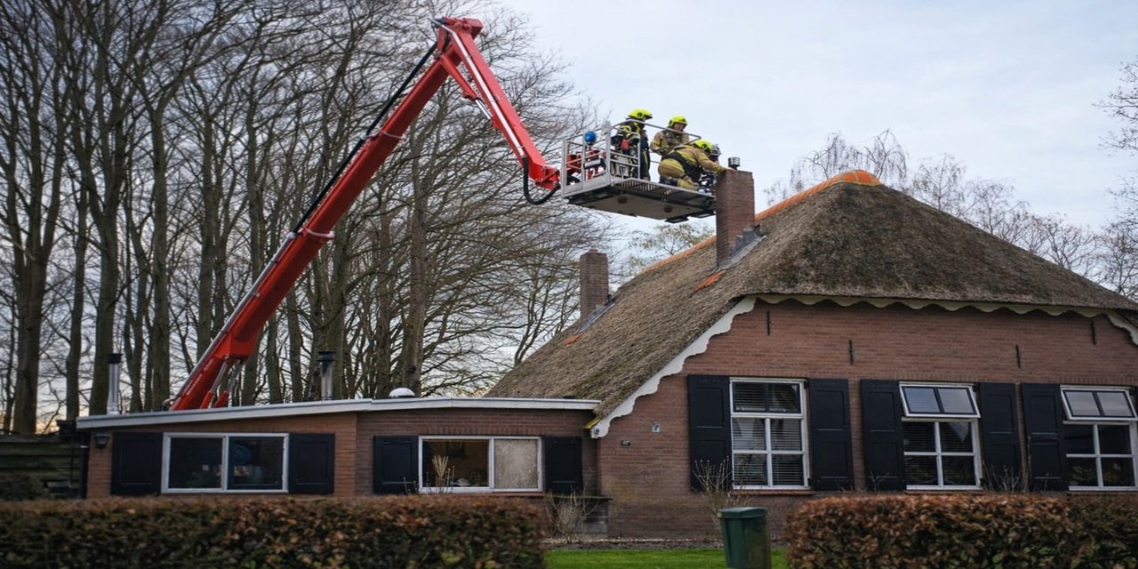 Foto: Brandweer rukt uit voor schoorsteenbrand in Nunspeet