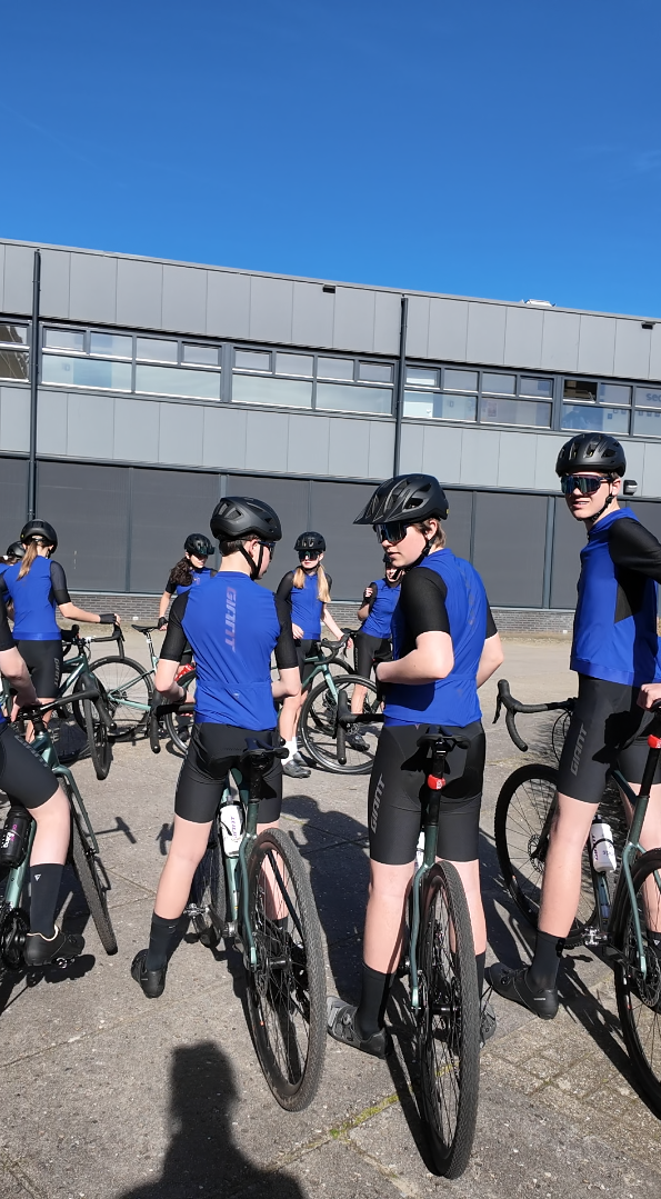 Foto: Trappen voor het goede doel: Deze leerlingen fietsen 500 km in Italië