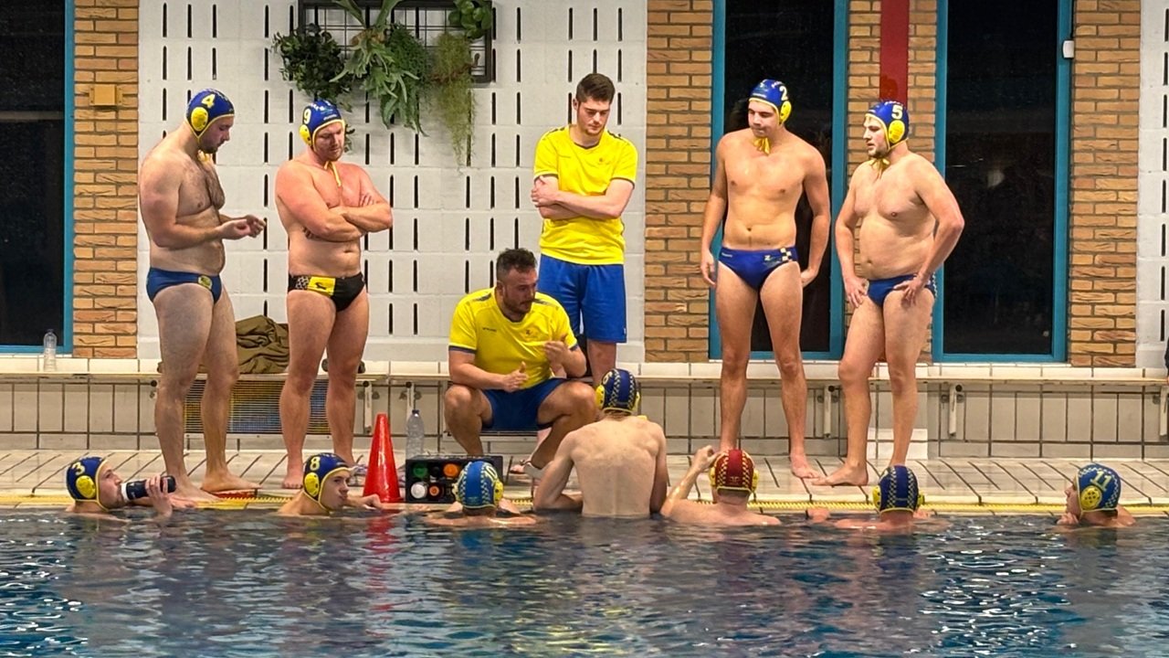 Foto: IJzersterke derde en vierde periode bezorgen waterpoloërs van Nunspeet de winst