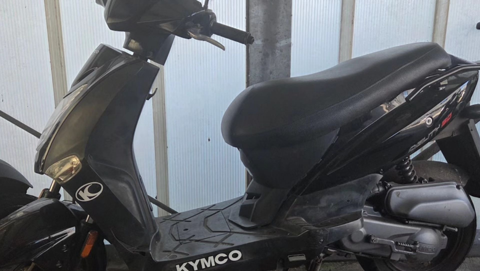 Deze scooter lag verstopt in de bosjes in Hoevelaken