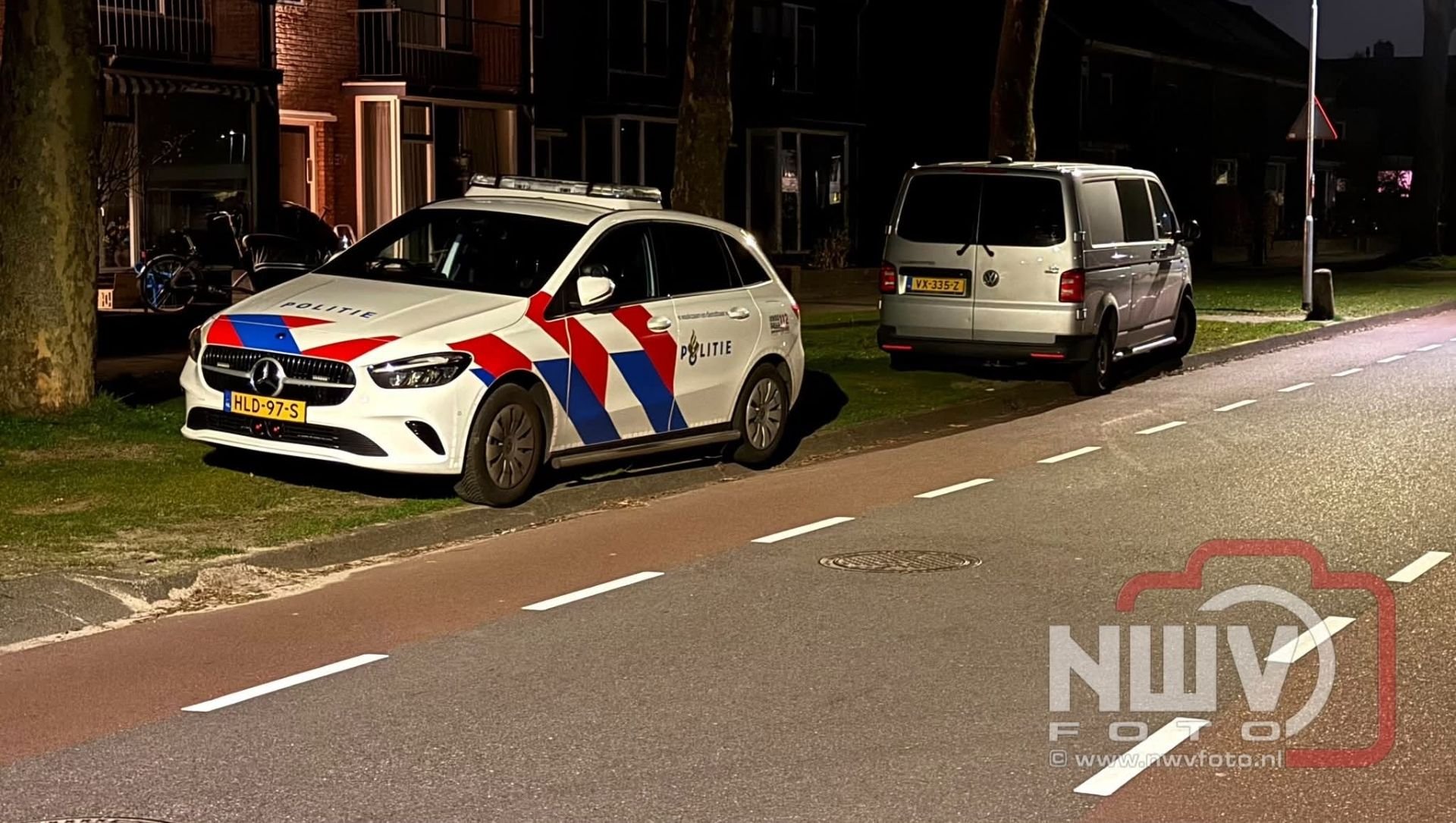 Foto: Politie doet nachtelijk onderzoek bij woning op ’t Harde na vondst overleden persoon
