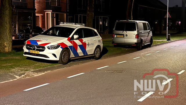 Foto: Politie doet nachtelijk onderzoek bij woning op ’t Harde na vondst overleden persoon