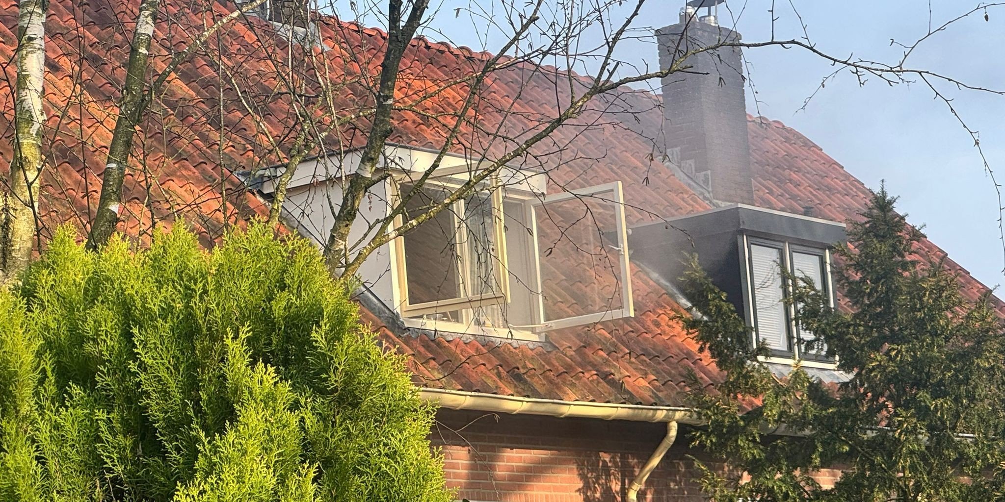 Foto: Brandweer rukt uit voor woningbrand aan Waterweg in Nunspeet