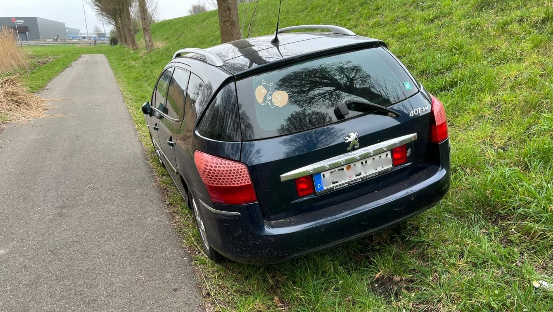 Foto: Raadsel rond stilstaande auto langs Middeldijk houdt voorbijgangers bezig