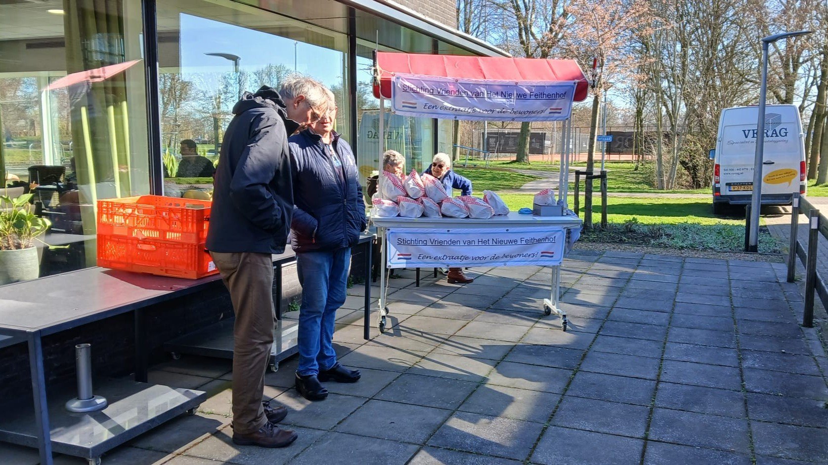 Foto: Stemmen met een oliebol levert 575 euro op voor Vrienden van Het Nieuwe Feithenhof