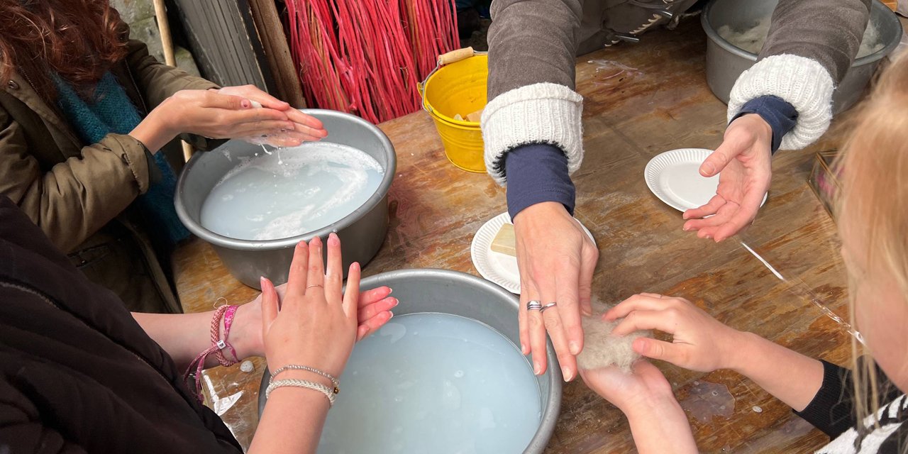 Foto: Knuffelen, knutselen en genieten op Lammetjesdag in Elspeet