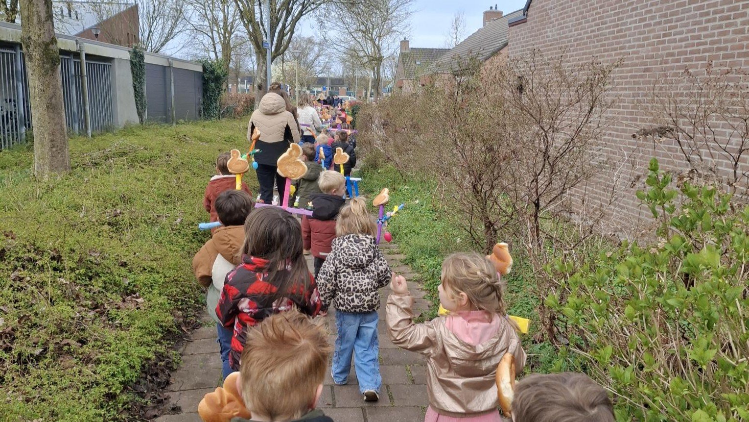 Foto: Kinderen van De IJsvogel verrassen buurt met Palmpasenoptocht