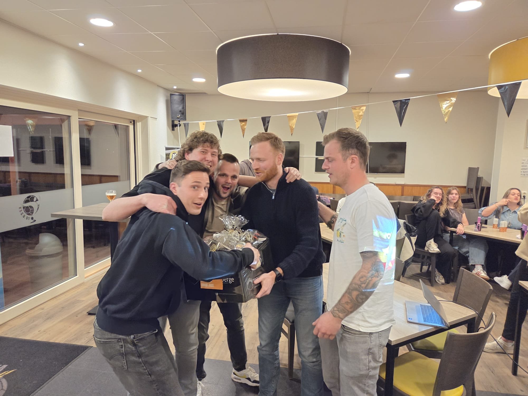 Foto: Team VSCO-6 en de rest wint Pubquiz VSCO’61