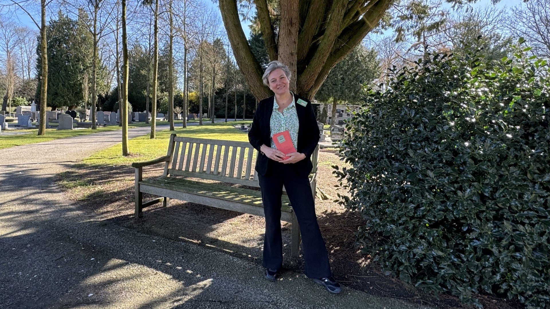 Foto: Saskia biedt een luisterend oor op Harderwijkse begraafplaatsen