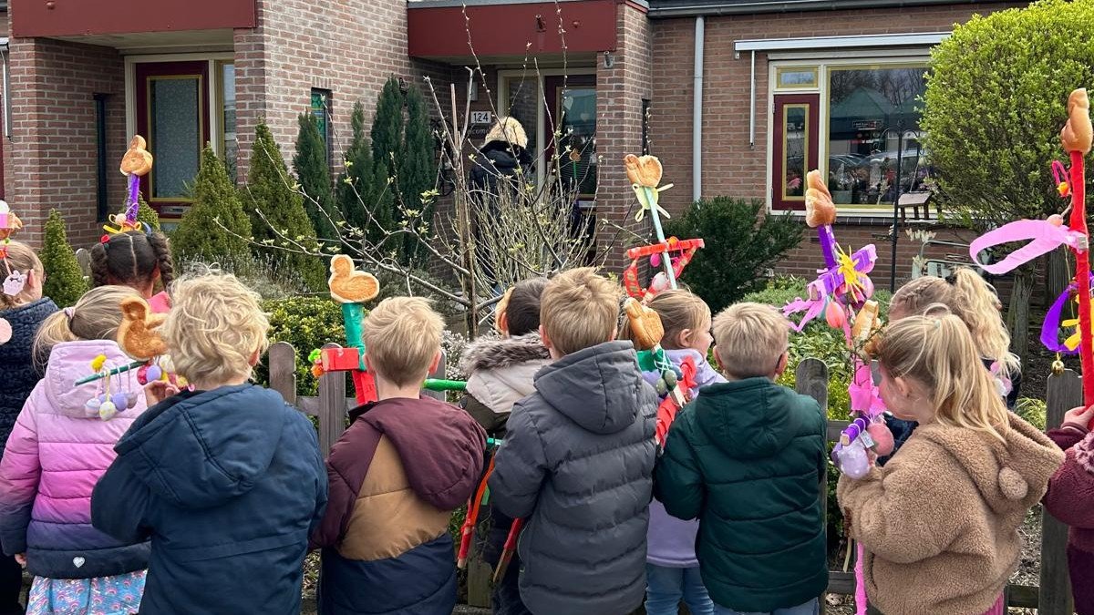 Foto: Kinderen van De IJsvogel verrassen buurt met Palmpasenoptocht