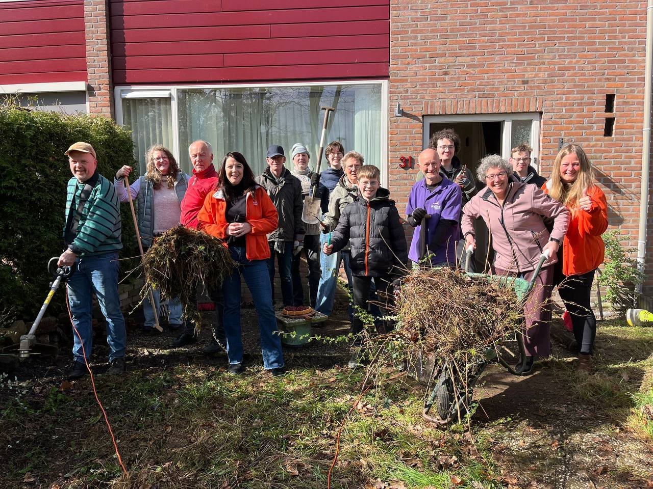 Foto: ‘Het betekent alles voor mij’: vrijwilligers geven Nunspeetse man zijn tuin én rust terug