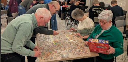 Foto: VIDEO: 13 Enthousiaste teams nemen deel aan eerste legpuzzelwedstrijd voor goed doel