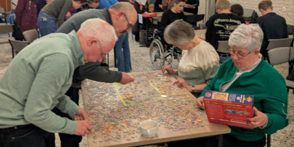Foto: VIDEO: 13 Enthousiaste teams nemen deel aan eerste legpuzzelwedstrijd voor goed doel