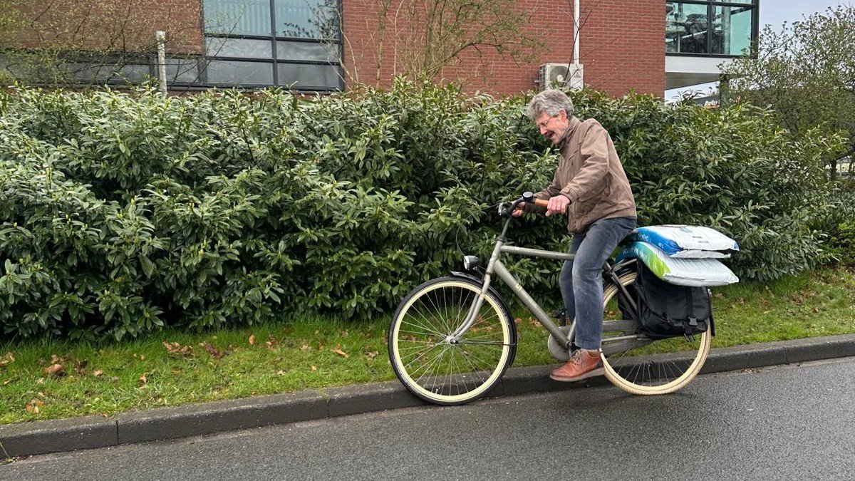 Foto: In de file voor gratis compost: ‘Het gaat erg hard’
