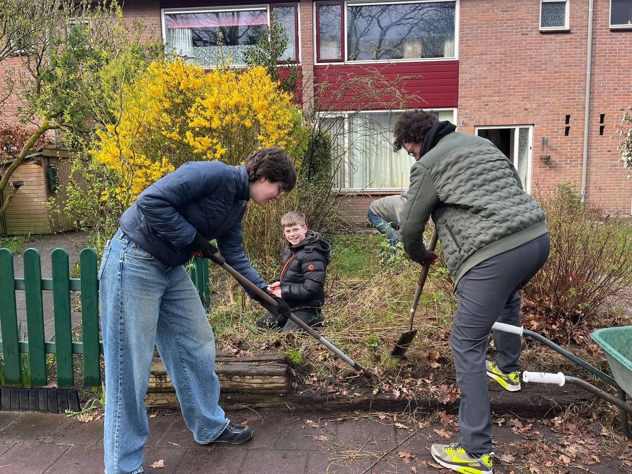 Foto: ‘Het betekent alles voor mij’: vrijwilligers geven Nunspeetse man zijn tuin én rust terug