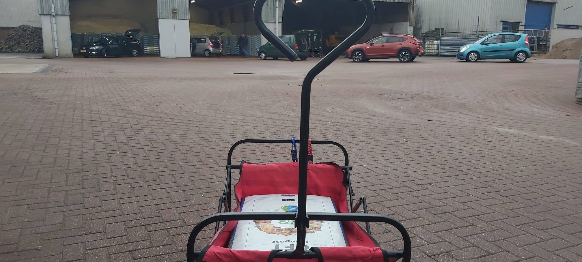 Foto: In de file voor gratis compost: ‘Het gaat erg hard’
