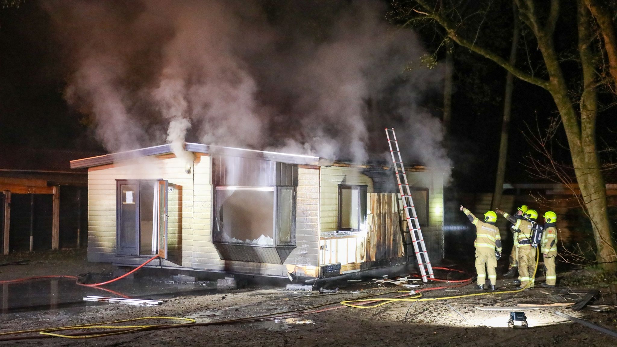 Foto: Chalet in Stroe gaat al na twee dagen in vlammen op, brand mogelijk aangestoken