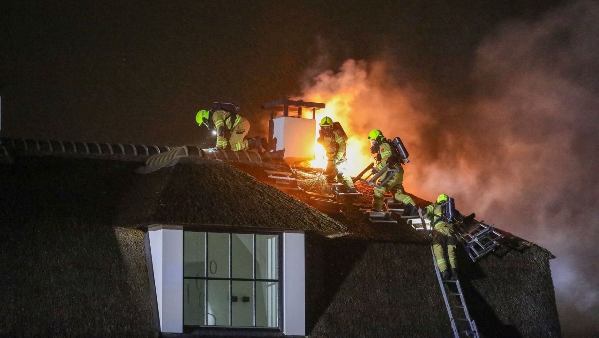 Foto: Uitslaande dakbrand na onweersklap: woning in Barneveld onbewoonbaar
