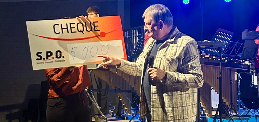 Foto: Muziekvereniging David verrast met cheque tijdens voorjaarsconcert