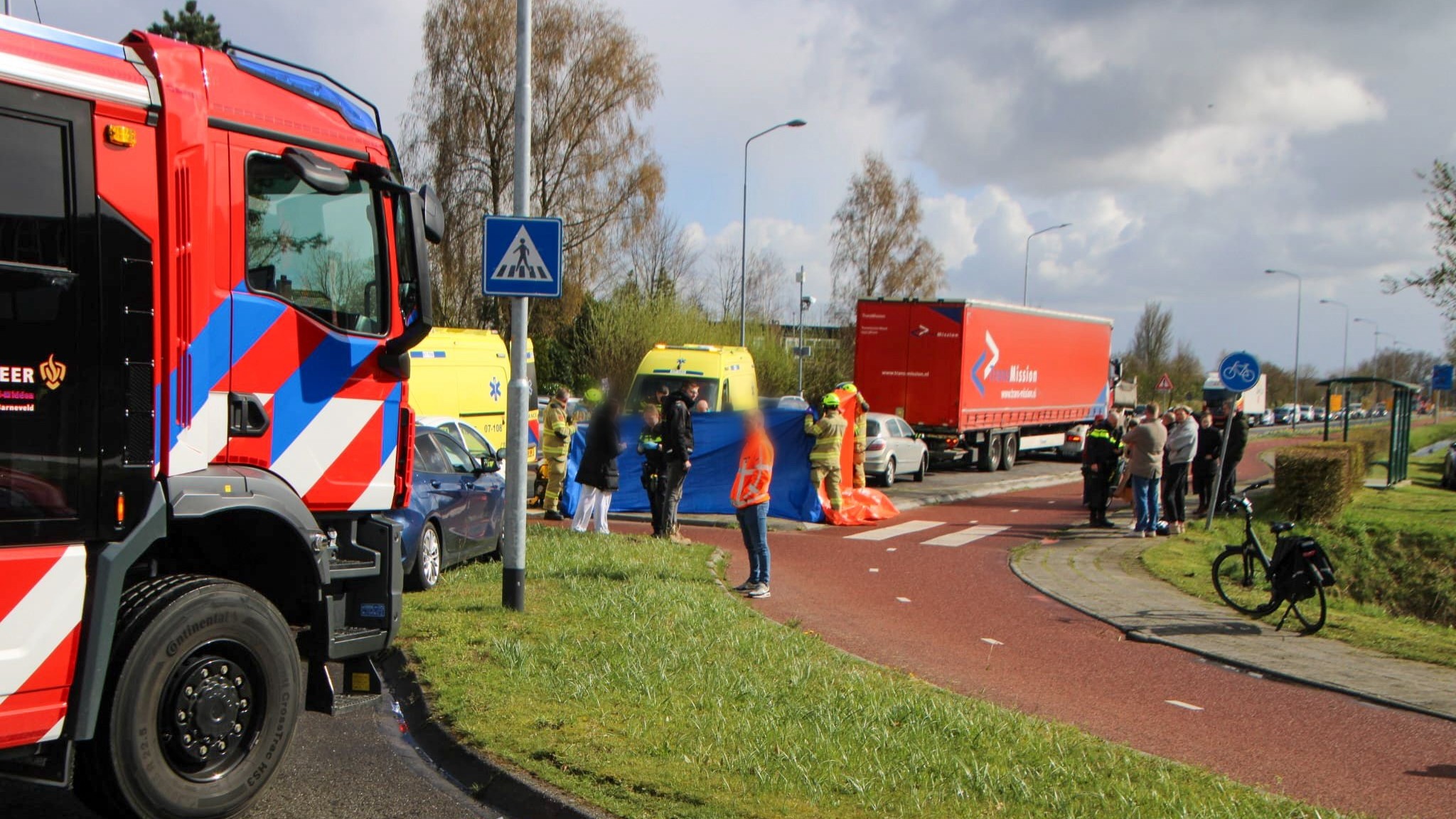 Foto: Fietser ernstig gewond bij aanrijding met vrachtwagen in Barneveld