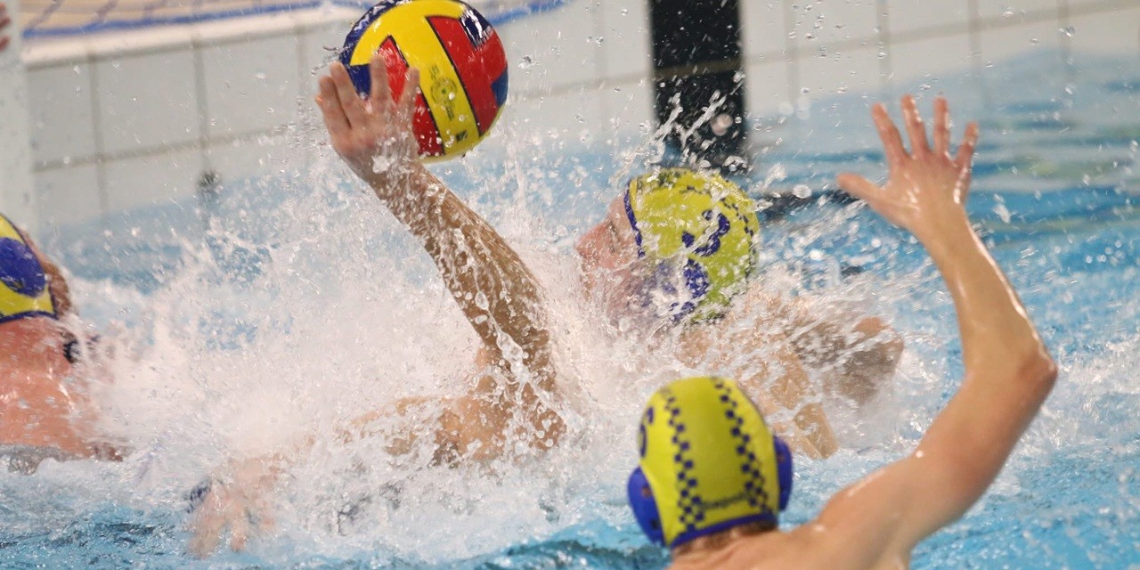 Foto: Spektakel in De Wiltsangh bij waterpolo-mannen