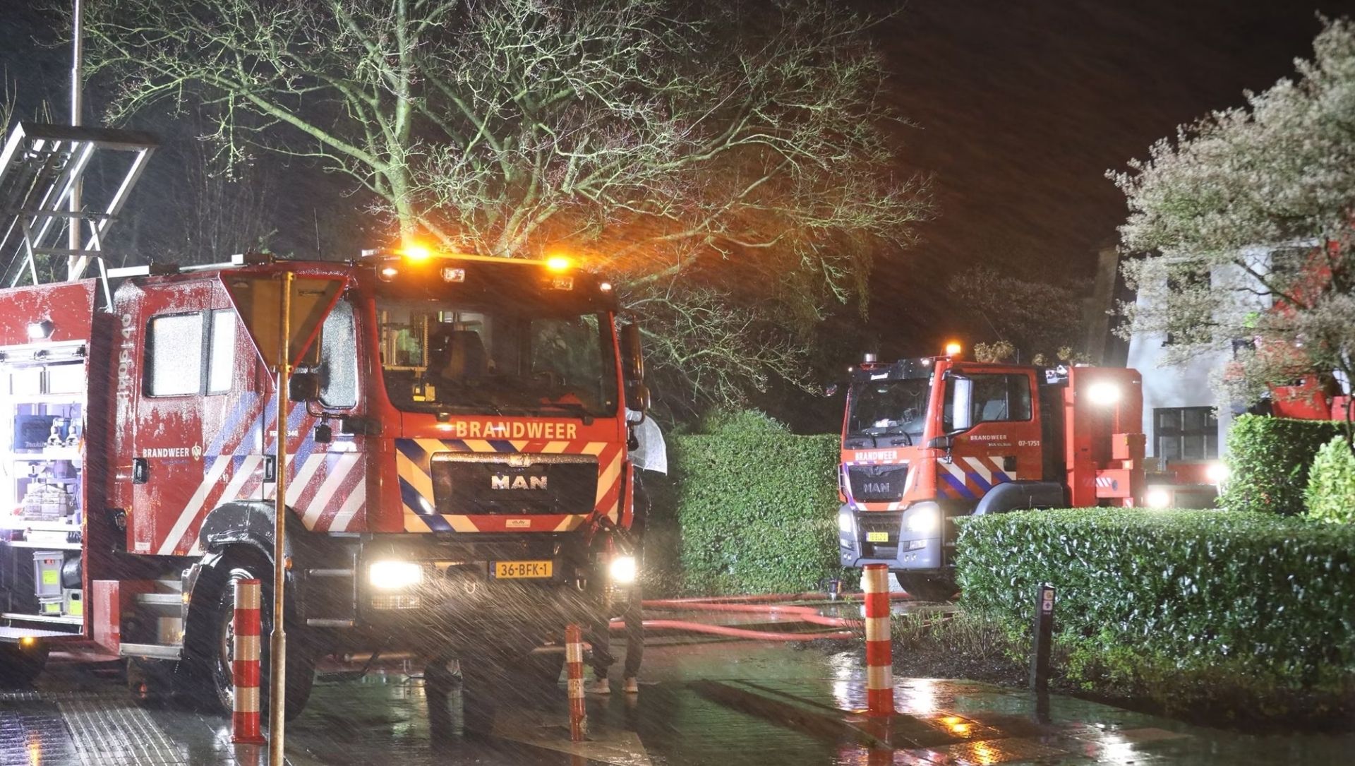 Foto: Uitslaande dakbrand na onweersklap: woning in Barneveld onbewoonbaar