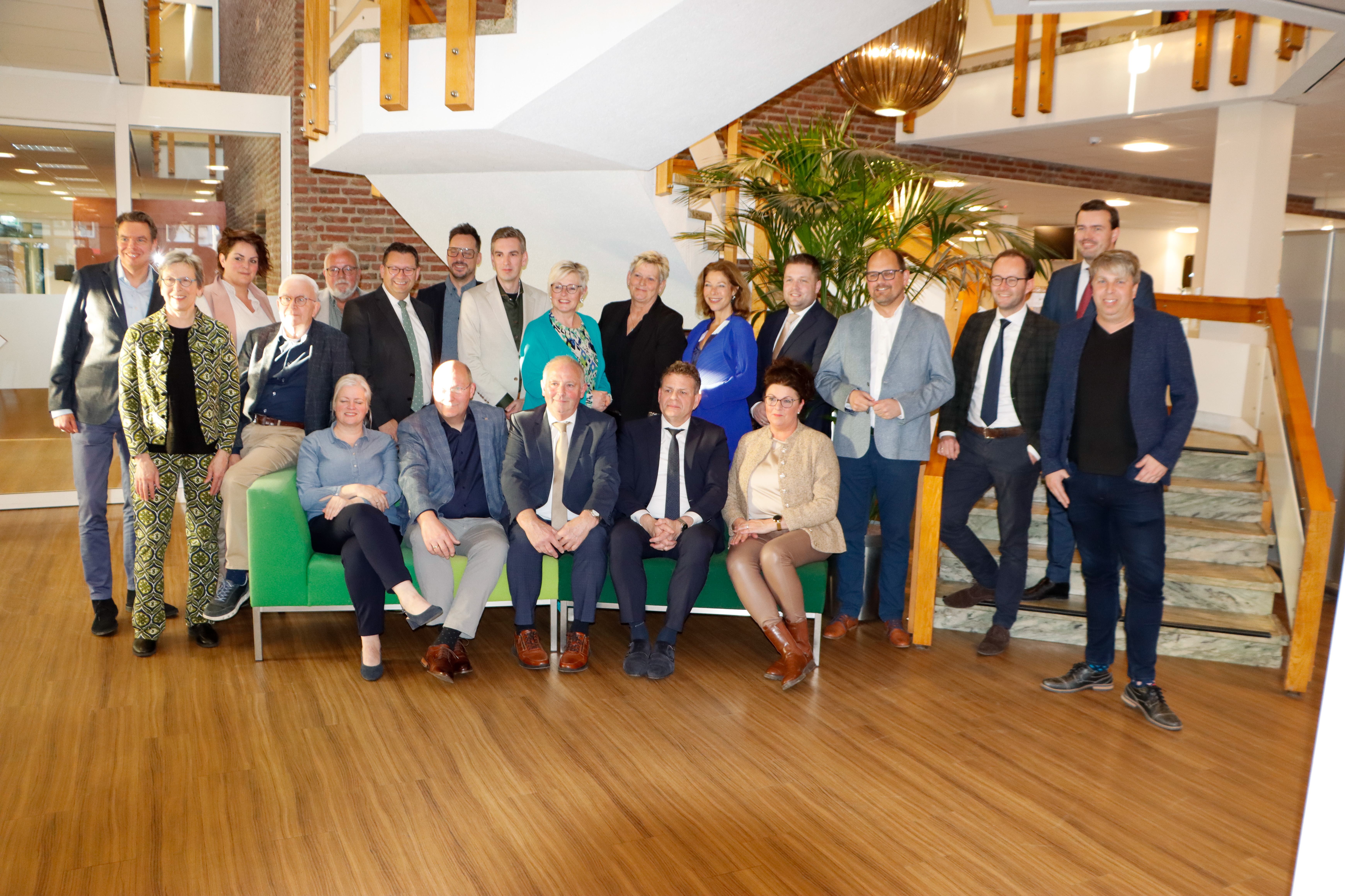 Foto: Negen raadsleden nemen afscheid in Nunspeet: drie lintjes uitgereikt, één volgt later