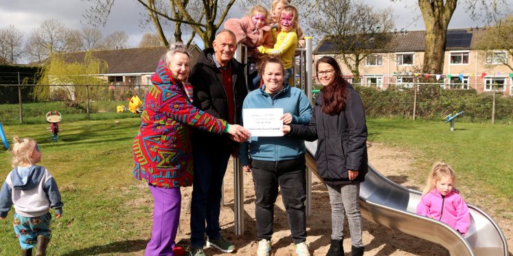 Foto: Oldebroeks Buurtbelang kent 500 euro toe aan speeltuinvereniging Op de Wip