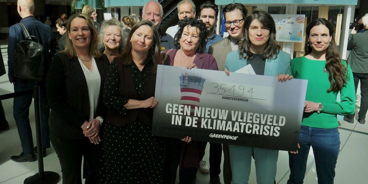 Foto: Ruim 35.000 handtekeningen tegen Lelystad Airport aangeboden aan Tweede Kamer