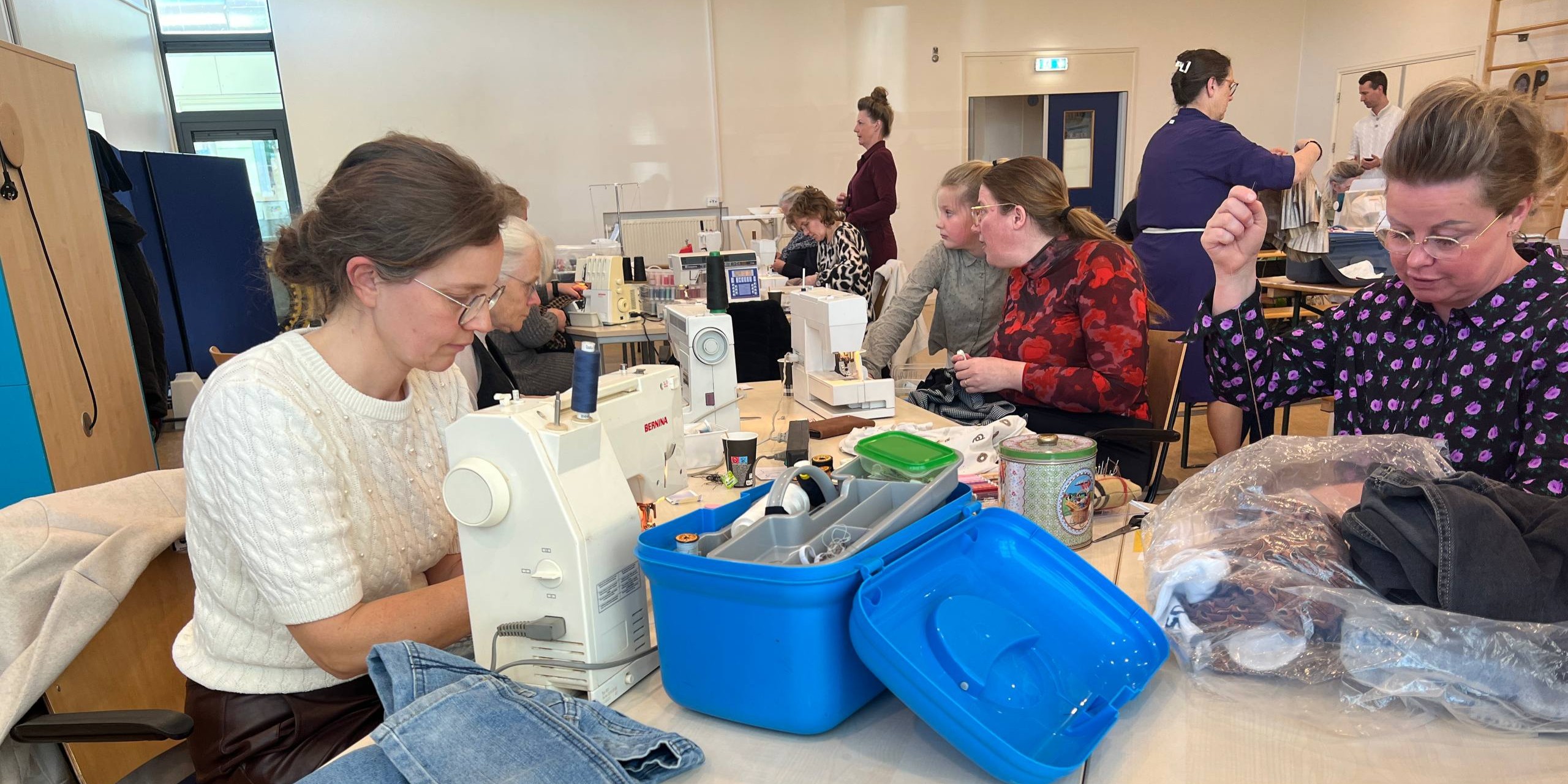 Foto: Moeders en oma's nemen naaimachine mee naar school en ze draaien op volle toeren