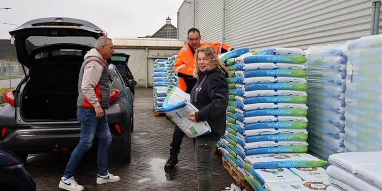 Foto: 2.880 Zakken compost uitgedeeld aan inwoners Oldebroek