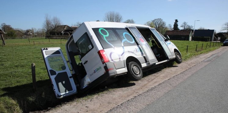 Foto: Buurtbus belandt met inzittenden in greppel in Hoevelaken
