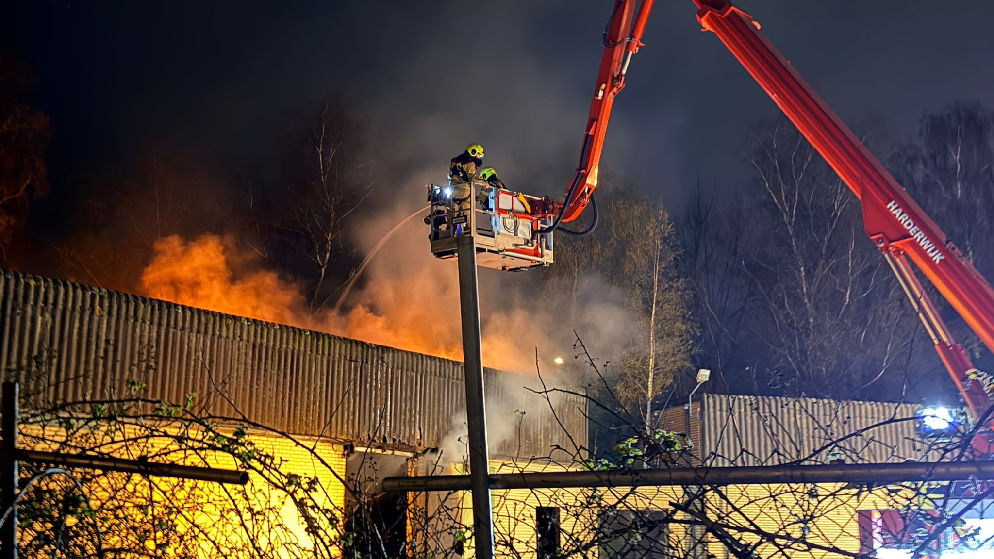 Foto: Twee keer brand bij bedrijfspand in één nacht, jerrycan gevonden