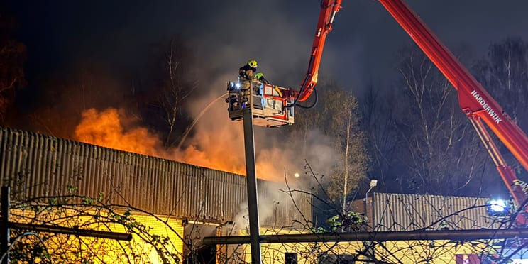 Foto: Twee keer brand bij bedrijfspand in één nacht, jerrycan gevonden