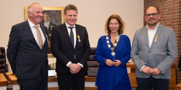 Foto: Negen raadsleden nemen afscheid in Nunspeet: drie lintjes uitgereikt, één volgt later