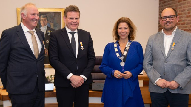 Foto: Negen raadsleden nemen afscheid in Nunspeet: drie lintjes uitgereikt, één volgt later