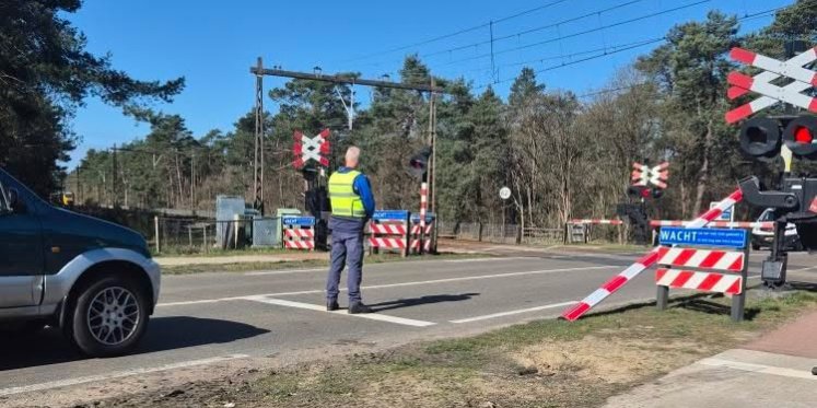 Foto: Spoorboom omver gereden in Nunspeet: wie heeft dat gedaan?