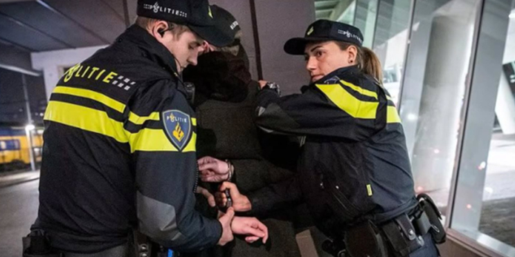 Foto: Man (54) onder dreiging van stroomstootwapen opgepakt in Harderwijk