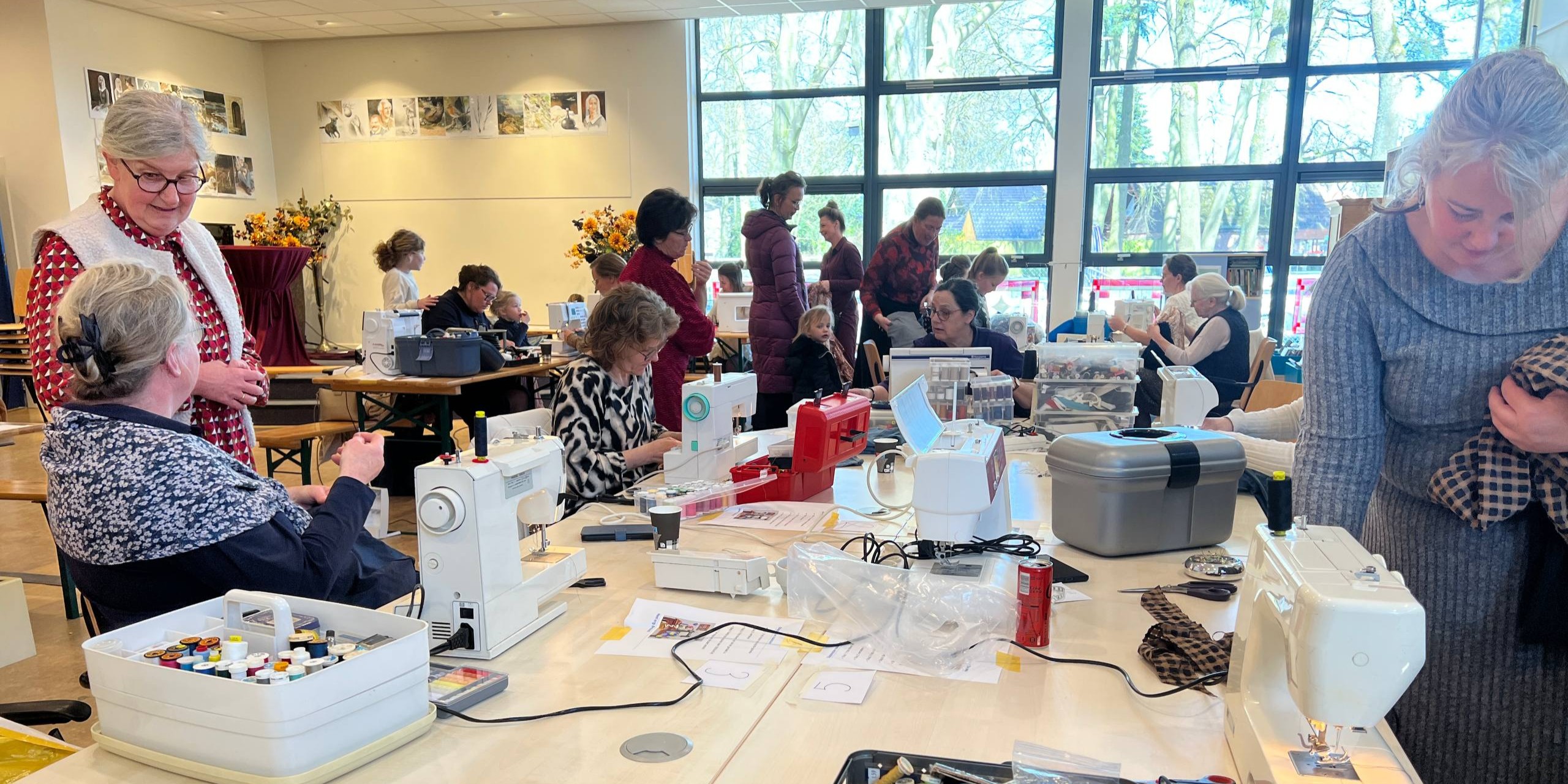 Foto: Moeders en oma's nemen naaimachine mee naar school en ze draaien op volle toeren