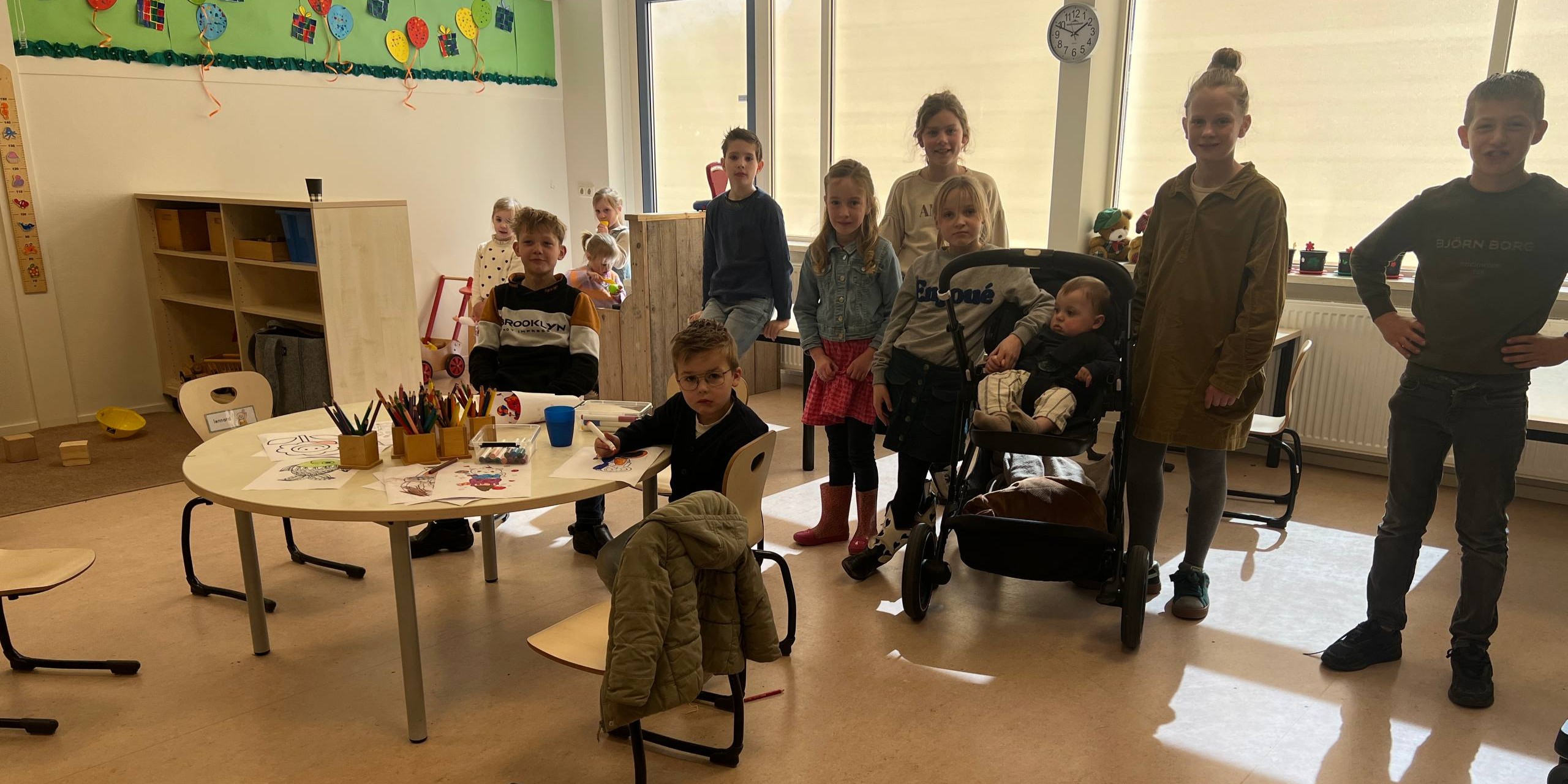 Foto: Moeders en oma's nemen naaimachine mee naar school en ze draaien op volle toeren