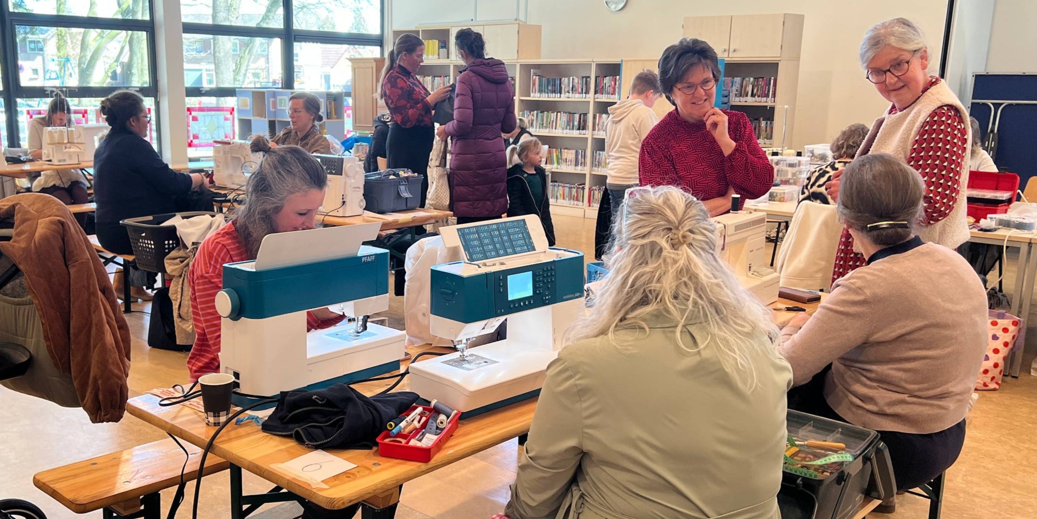 Foto: Moeders en oma's nemen naaimachine mee naar school en ze draaien op volle toeren
