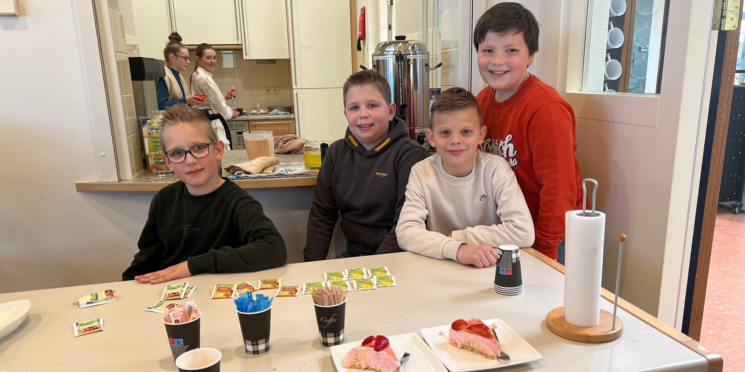 Foto: Moeders en oma's nemen naaimachine mee naar school en ze draaien op volle toeren