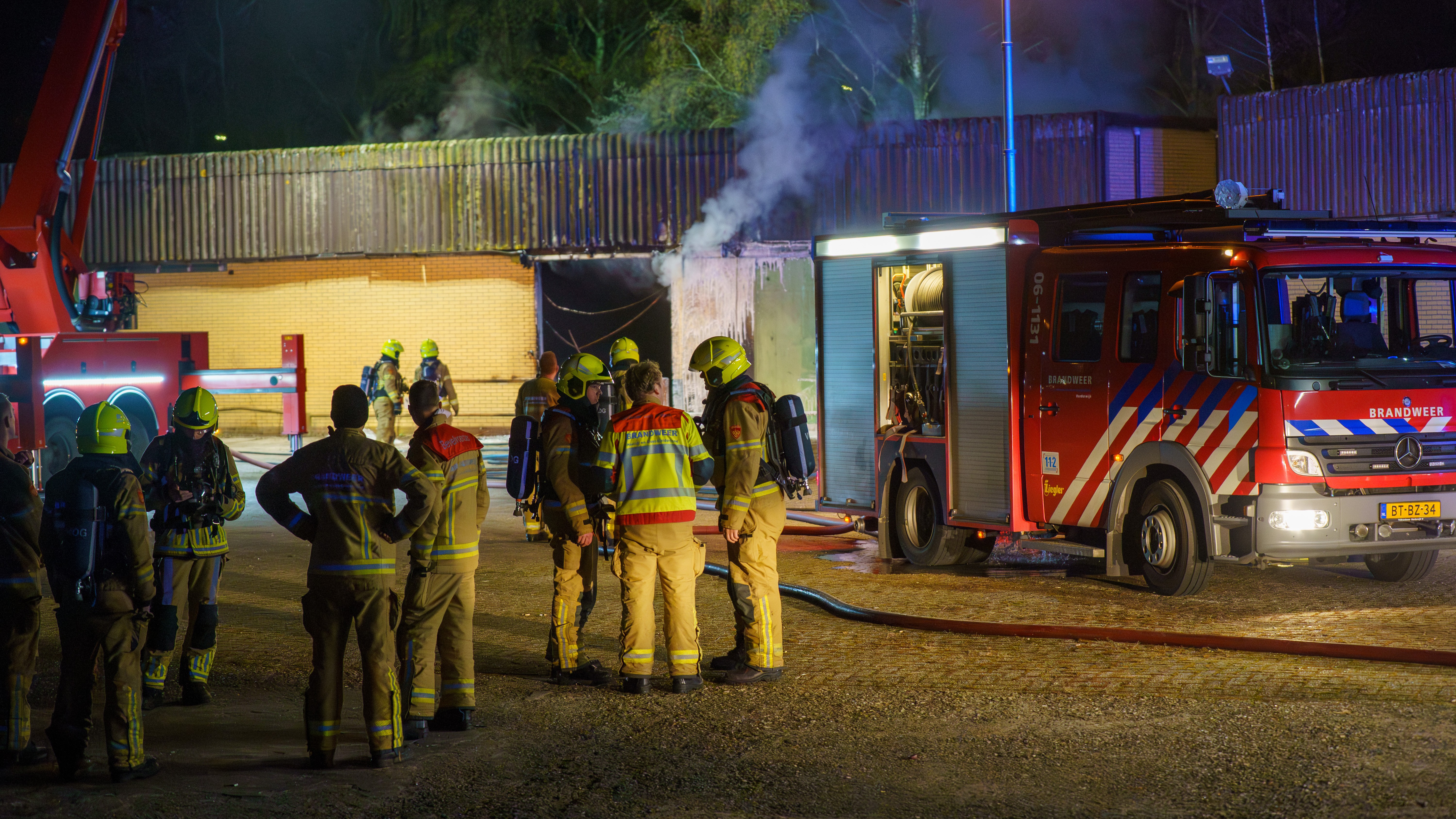 Foto: Twee keer brand bij bedrijfspand in één nacht, jerrycan gevonden