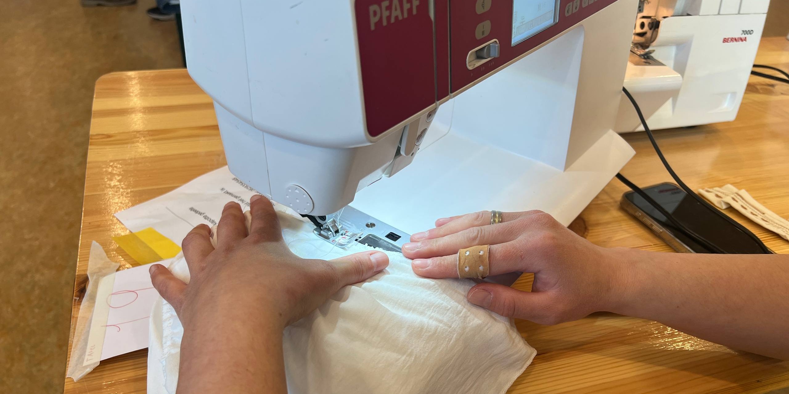 Foto: Moeders en oma's nemen naaimachine mee naar school en ze draaien op volle toeren